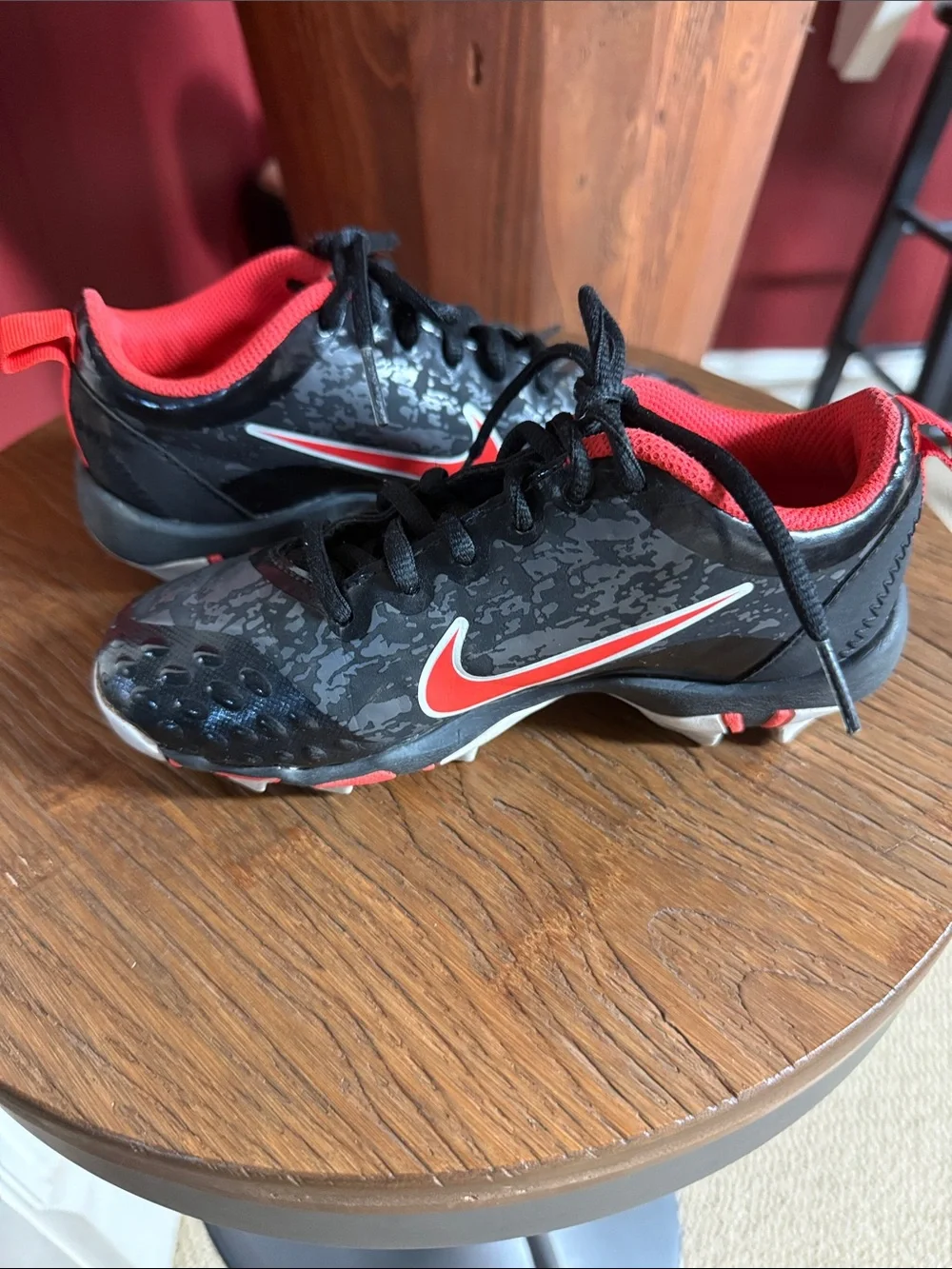 Nike Hyperdiamond Keystone Softball Baseball Cleats. Youth Size 13